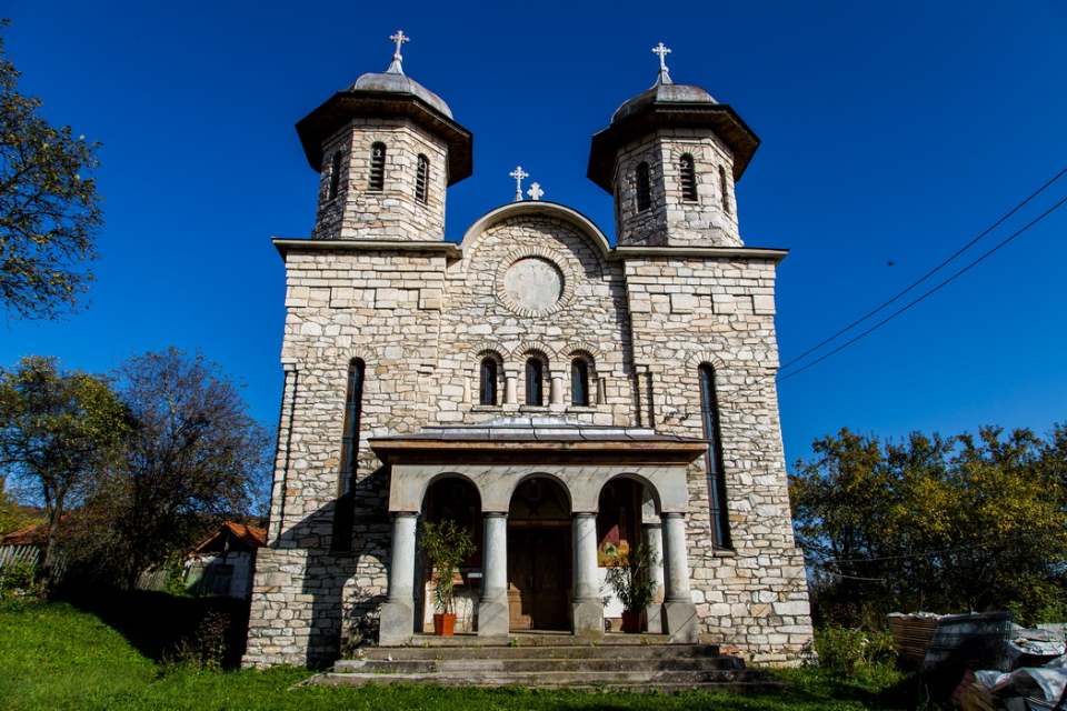Biserica uimitoare din Țara Hațegului, din satul Alun: Este clădită complet din marmura extrasă din cariera satului