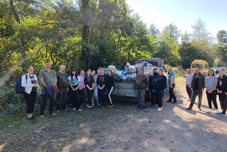 Sute de bihoreni au participat la o acțiune de curățenie pe un fond forestier: 13 tone de deșeuri au fost colectate!