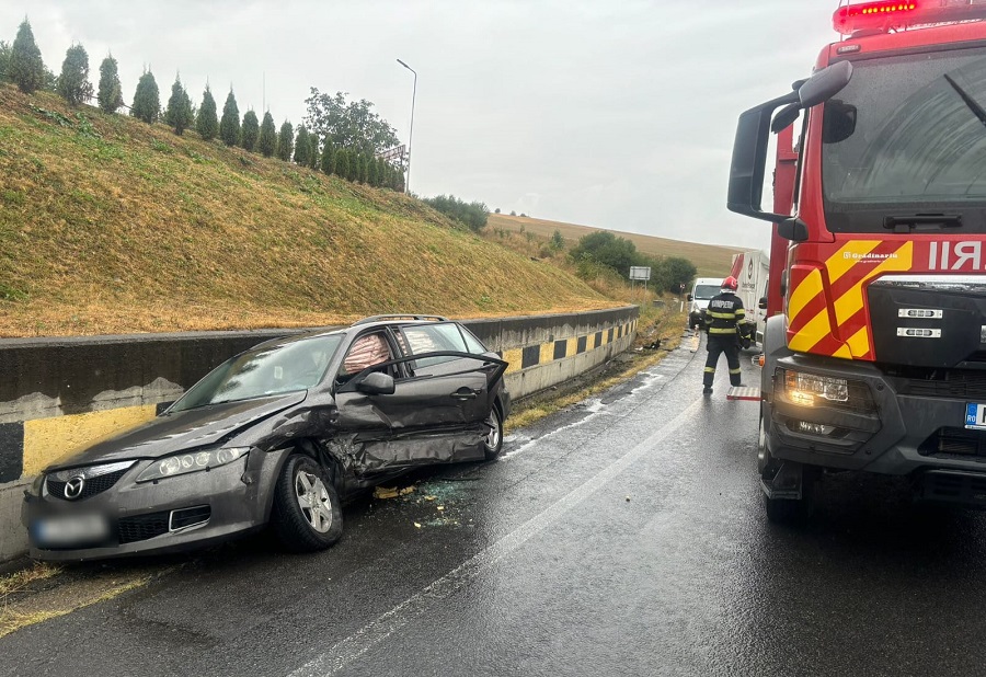 Accident pe DN1E60 Cluj-Oradea în zona Huedin! Se circulă greu! O femeie și un copil de 2 ani au rămas blocați în mașină