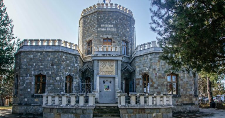 Din durerea lui Bogdan Petriceicu Hașdeu căruia i-a murit fiica, a luat naștere Castelul Spiritist. Se pare că ar fi primit instrucțiuni arhitecturale de la Iulia!