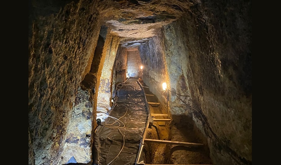 Lucrări la decolmatarea șanțurilor, pavaj și la sistemul de iluminat din Galeria Romană de la Muzeul Mineritului din Roșia Montană
