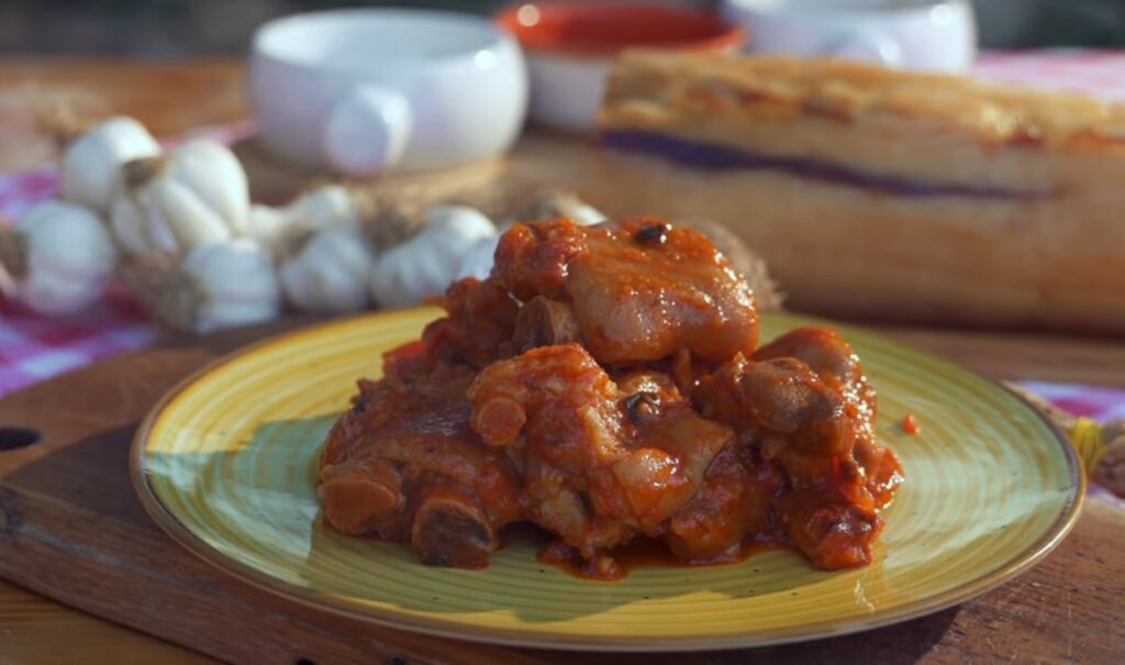 Cum să mănânci unghii de porc? În Anglia, tocănița de unghii de porc este o delicatesă. Bunătatea de Bihor, în România este mai nou evitată!