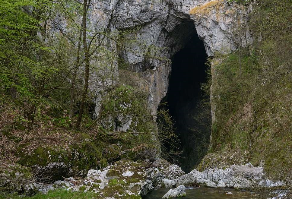 Peștera din România de o frumusețe incredibilă:  Poate fi vizitată doar o dată pe an! Are 10 km lungime!