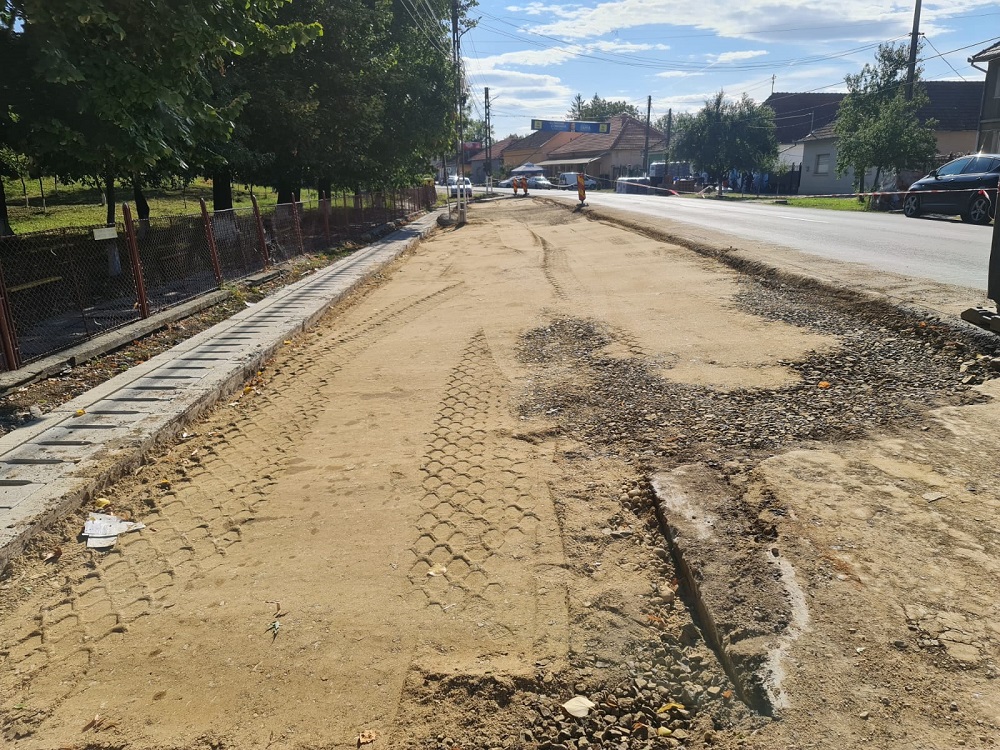 Se finalizează în centrul comunei Beliu o parcare nouă care va deservi grădinița și școala