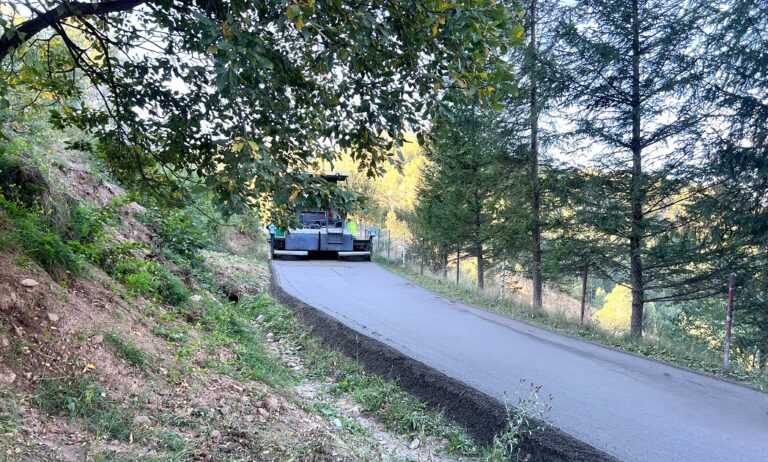 Lucrări de întreținere cu asfaltare pe un drum din zona montană a Clujului, către Mănăstirea Muntele Rece