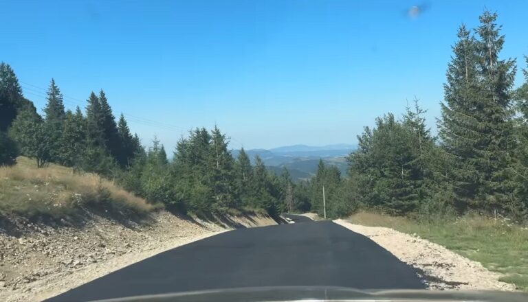 Se poate urca pe Vlădeasa cu mașina până la cota 1.400 metri