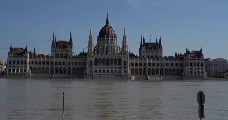 Cod roșu în Budapesta, după ce Dunărea a inundat  faleza din faţa Parlamentului! Viitura vine în România!