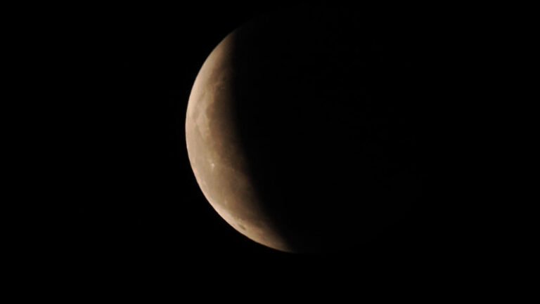O eclipsă de lună va fi vizibilă în această noapte și din România: De la ce oră o puteți observa?