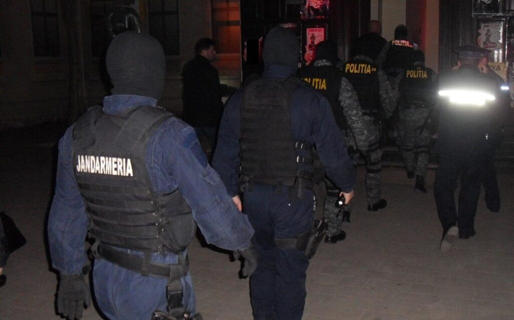 Bătaie între doi moți beți în Câmpeni: Unul a scos cuțitul și l-a rănit pe celălalt bătăuș!