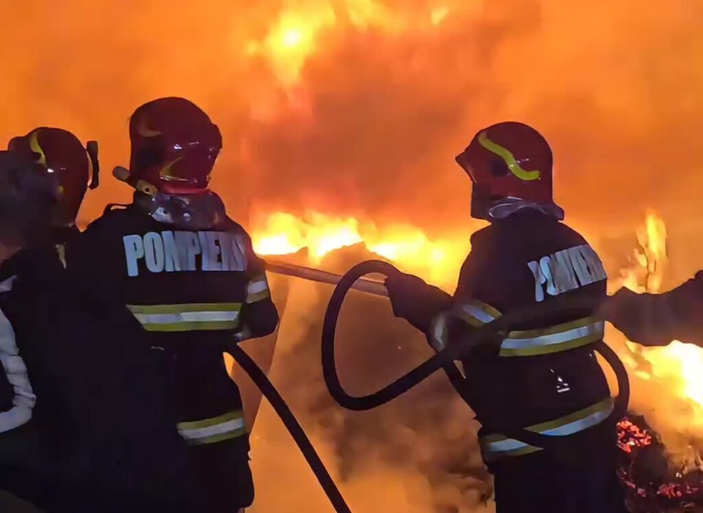 Trăsnetul a provocat un incendiu puternic într-o gospodărie din Bologa