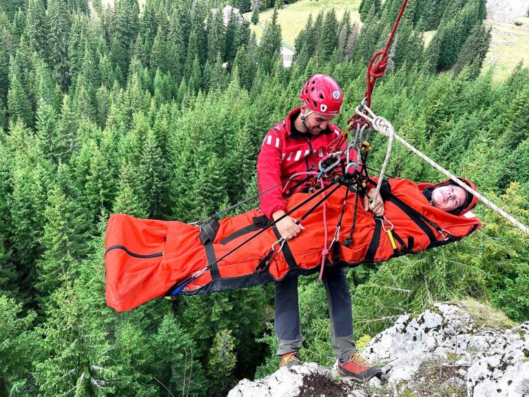 Încă un aspirant și un ajutor de instructor din Cluj au absolvit etapa de vară a Școlii Naționale Salvamont