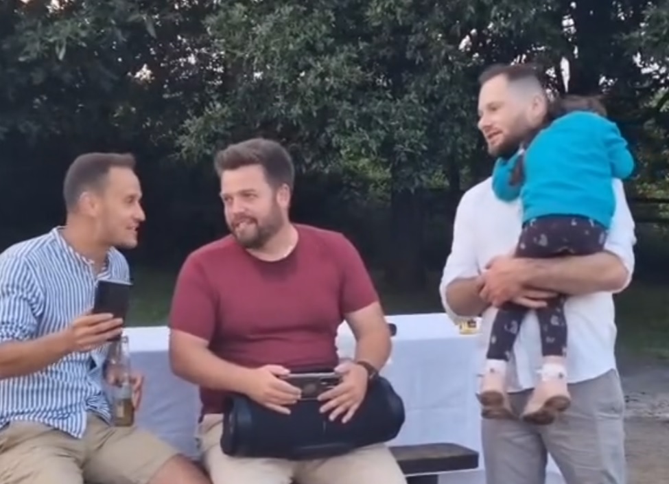 Trei români din Anglia, pasionați de muzică populară, au început să cante și să joace într-un parc din Northampton