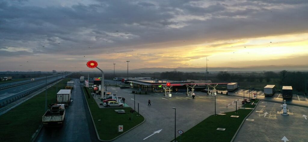 Parcări cu dușuri, snack-bar și alte facilități pe Autostrada Transilvania, CâmpiaTurzii – Gilău, Gilău – Borș