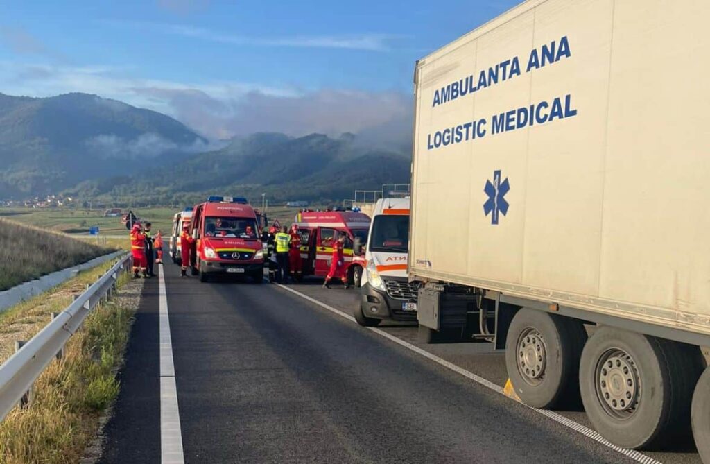 Două TIR-uri s-au lovit frontal la ieșirea de pe A1 spre Valea Oltului! Traficul este deviat! Un clujean a pătruns pe contrasens!