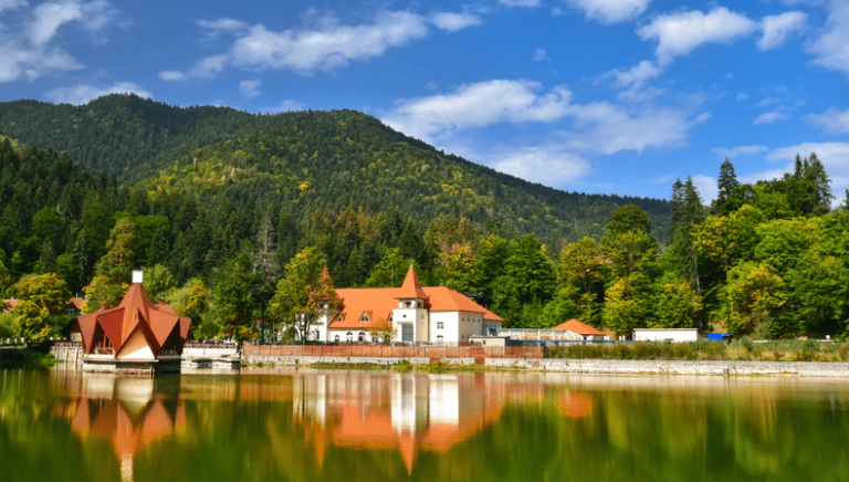 Toamnă în ,,Elveția României”, minunea balneară cu ape miraculoase, din Transilvania! Este un festival al culorilor!
