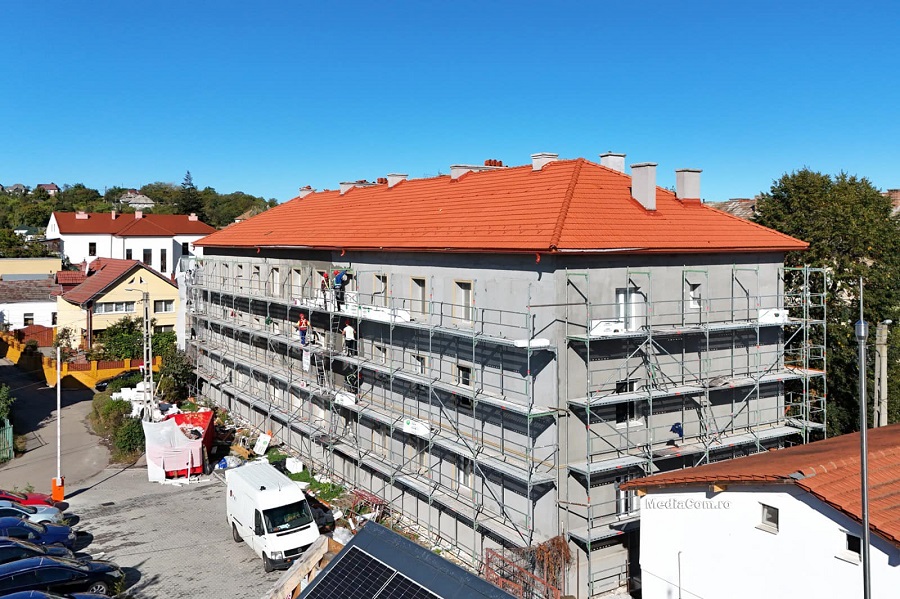 Se continuă lucrările de renovare energetică a blocurilor din municipiul Turda