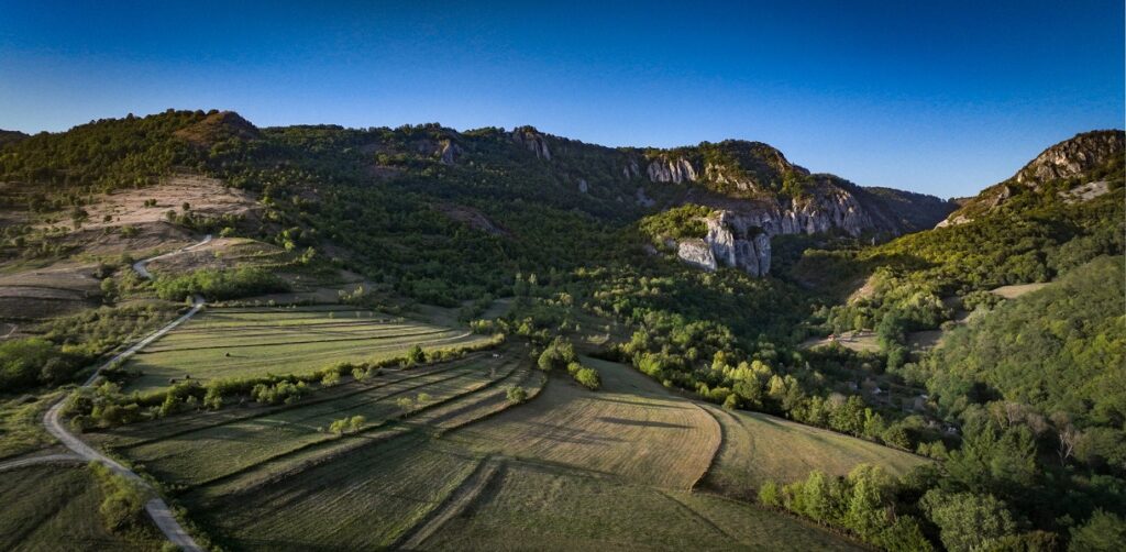 Într-un colț uitat de lume, misterios, Cheile Ardeului adăpostesc o importantă fortificație dacică și urmele unei fortificații medievale
