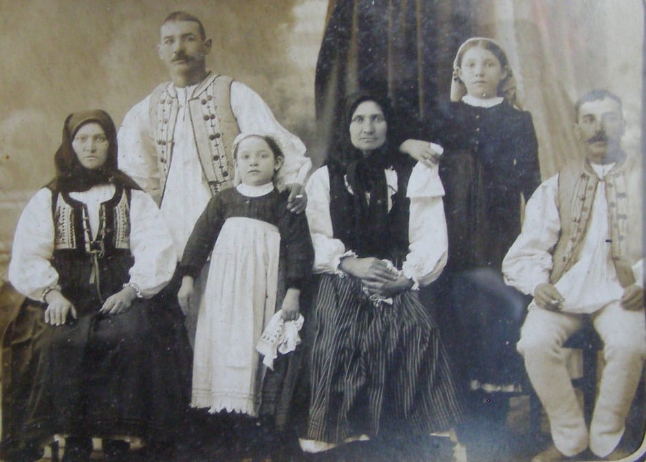 Schimbul de năfrămuțe, un simbol al dragostei în satul de altădată