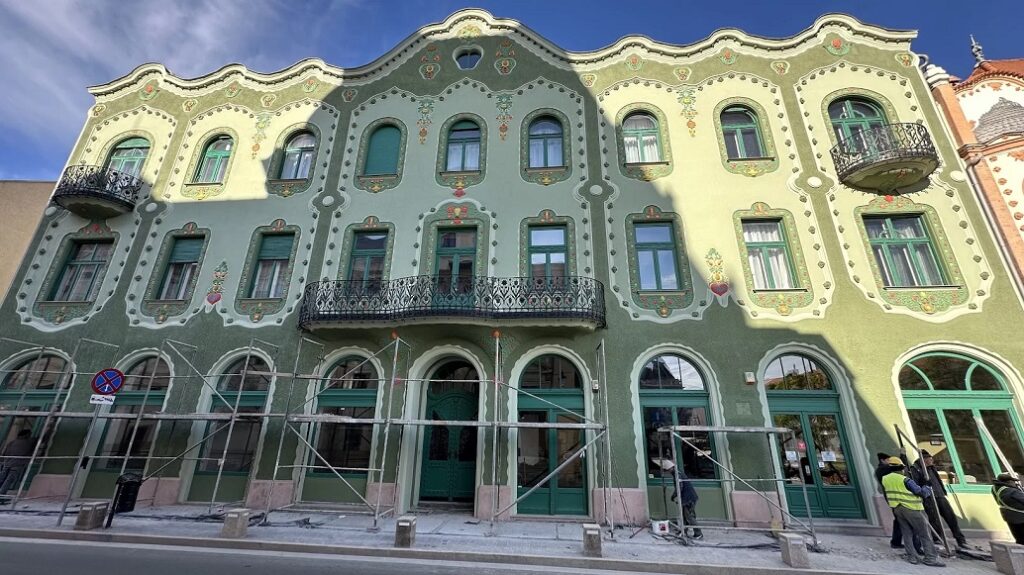 Unul dintre cele mai frumoase palate art nouveau din Ardeal, Palatul Adorján II din Oradea, poate fi admirat. Schelele au fost date jos!