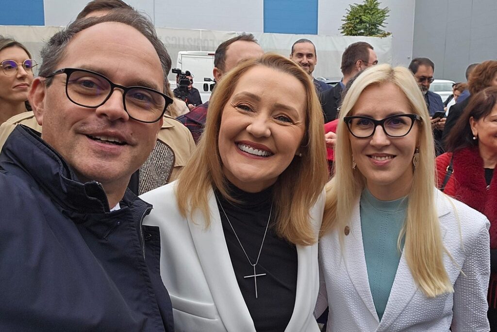 Elena Lasconi: Noi suntem pentru Vest, mie imi plac blugii, imi place Coca Cola, intotdeauna ne-am dorit sa fim cu americanii