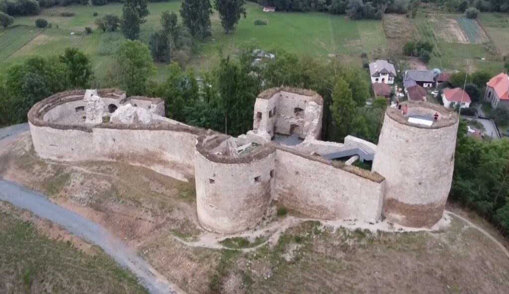 Cetatea Bologa, construită ȋn urma cu peste de 700 de ani, supraveghea drumul de la Cluj la Oradea