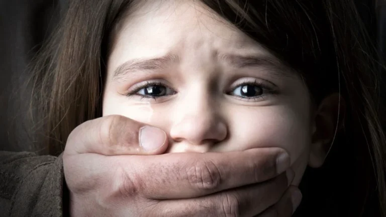 Incredibil! După ce o fetiță ar fi fost violată într-o mașină, în Bata, judecătorii l-au lăsat în libertate pe posibilul făptaș!