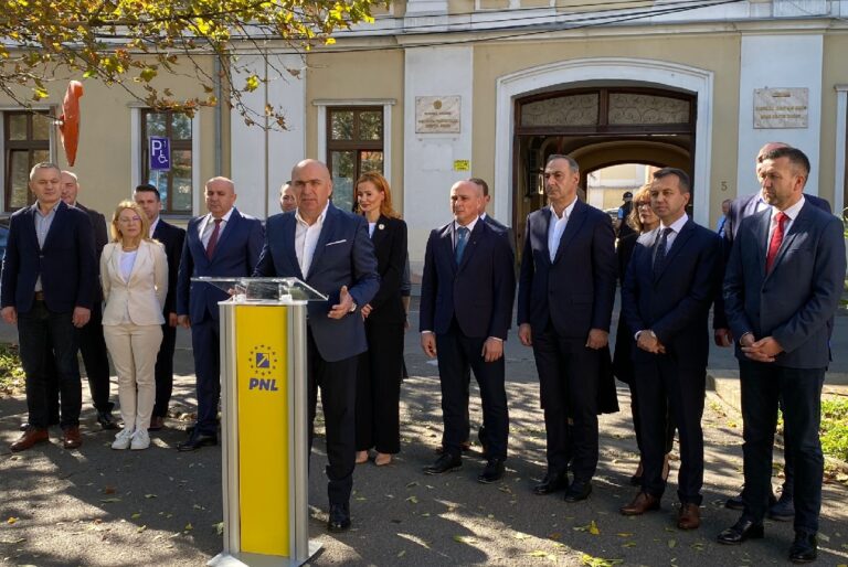 Candidații PNL Bihor au depus dosarele pentru alegerile parlamentare. Ilie Bolojan: Prima direcție este sprijin pentru Bihor din București!