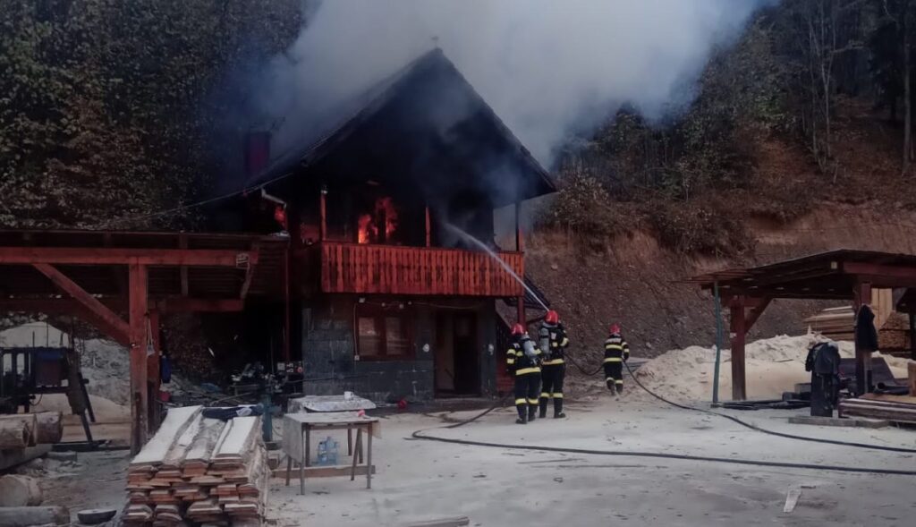 Incendiu la un depozit de lemne în Valea Bistrii din Câmpeni