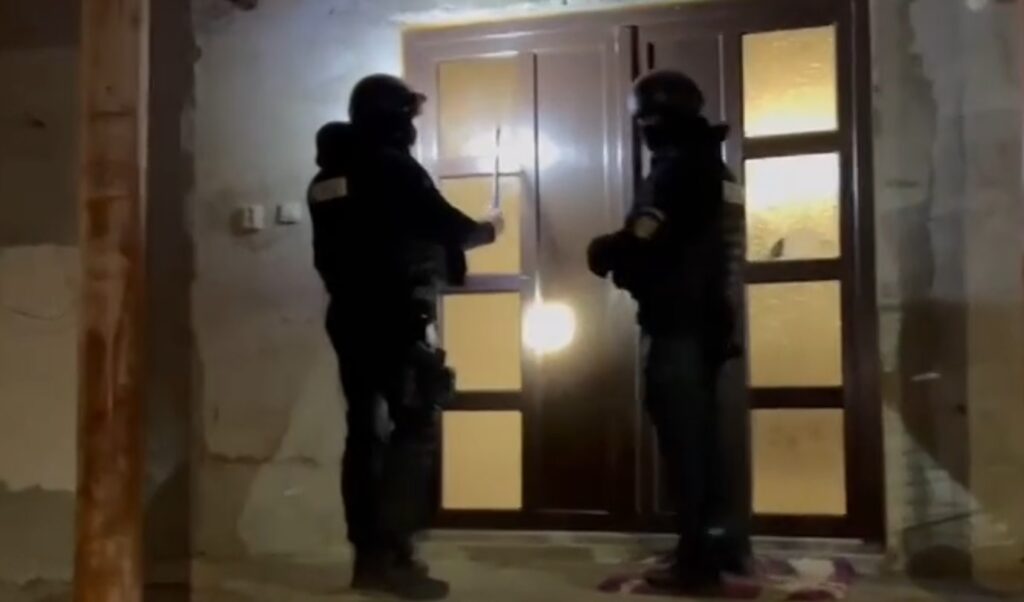 Razie uriașă în Sebeș: Sunt implicați 60 de polițiști și luptători ai Serviciului pentru Acțiuni Speciale
