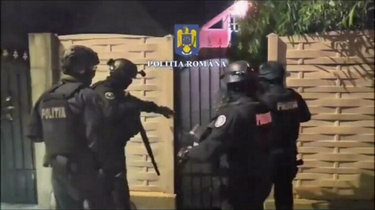 Trei persoane din Deva, reținute pentru camătă și proxenetism după 15 percheziții: Polițiștii au confiscat bani, aur și un autoturism!