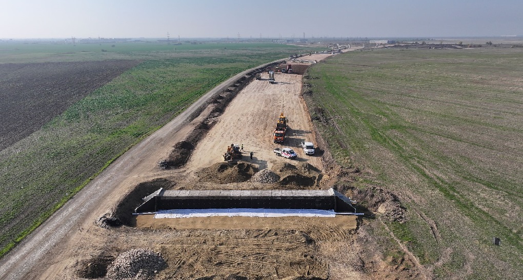 Se lucrează în ritm alert la noul drum de legătură dintre DN 69 Timișoara – Arad și autostrada A1. Se poate și la noi, constructorii fiind români, clujeni!