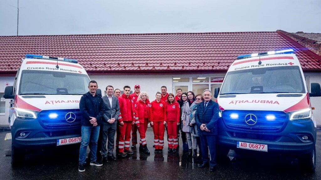 Crucea Roșie din Alba a achiziționat două ambulanțe noi pentru a putea interveni în zonele greu accesibile