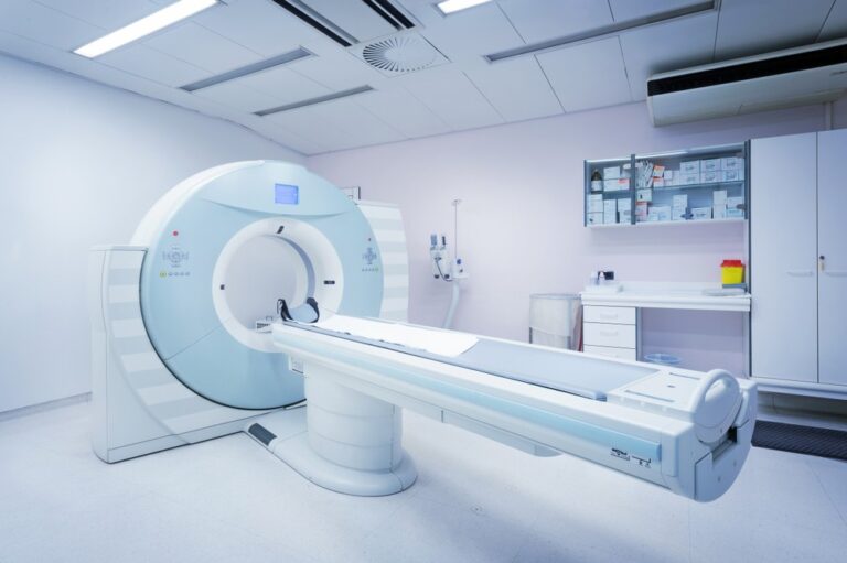 Tratament personalizat împotriva cancerului, la Arad. Va fi achiziționată aparatură medicală oncologică performantă!