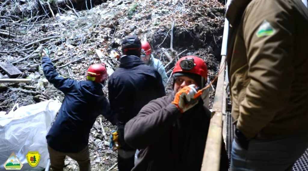 S-a igienizat Peștera Ghețarul Scărișoara, din care au fost extrase 10 tone de deșeuri