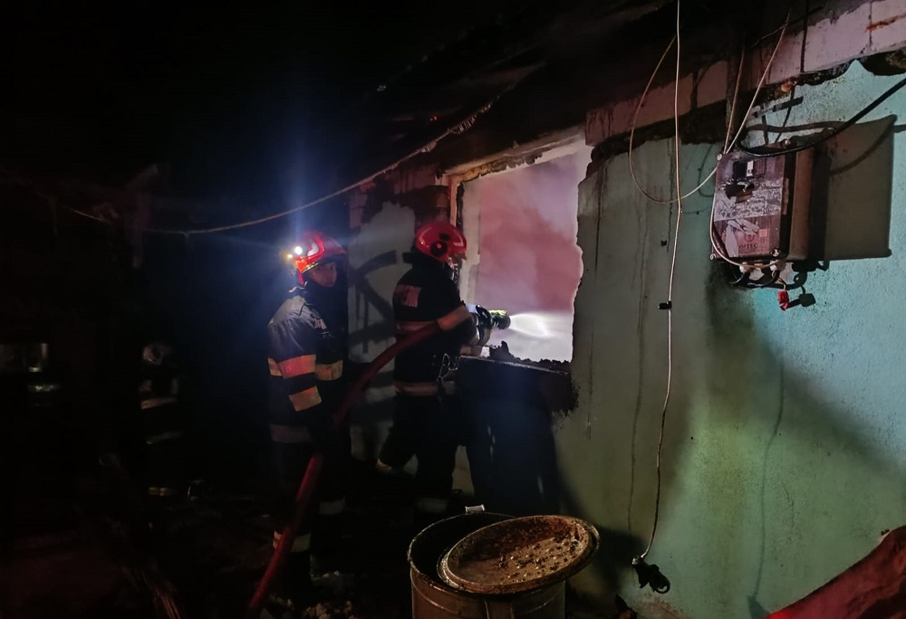 Incendiu de amploare, la o gospodărie din Beznea. Pompierii au scos din foc două butelii și au salvat gospodăria de la o explozie!