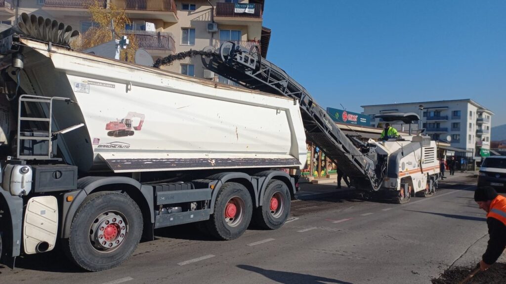 Se fac lucrări de asfaltare pe strada Cetății din Florești