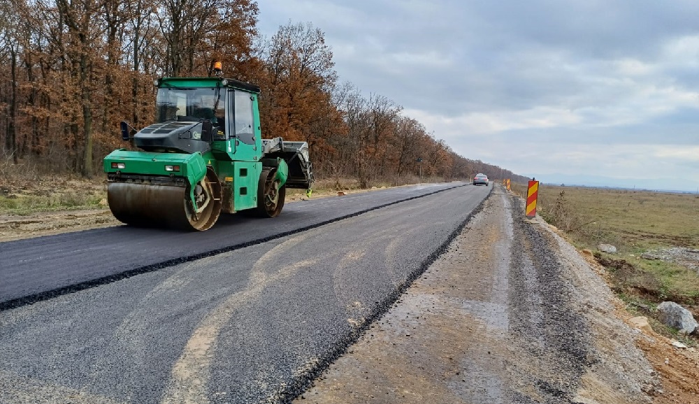 Lucrările de reabilitare pe drumul DJ795 Salonta – Tinca au ajuns la un stadiu de execuție de 60%