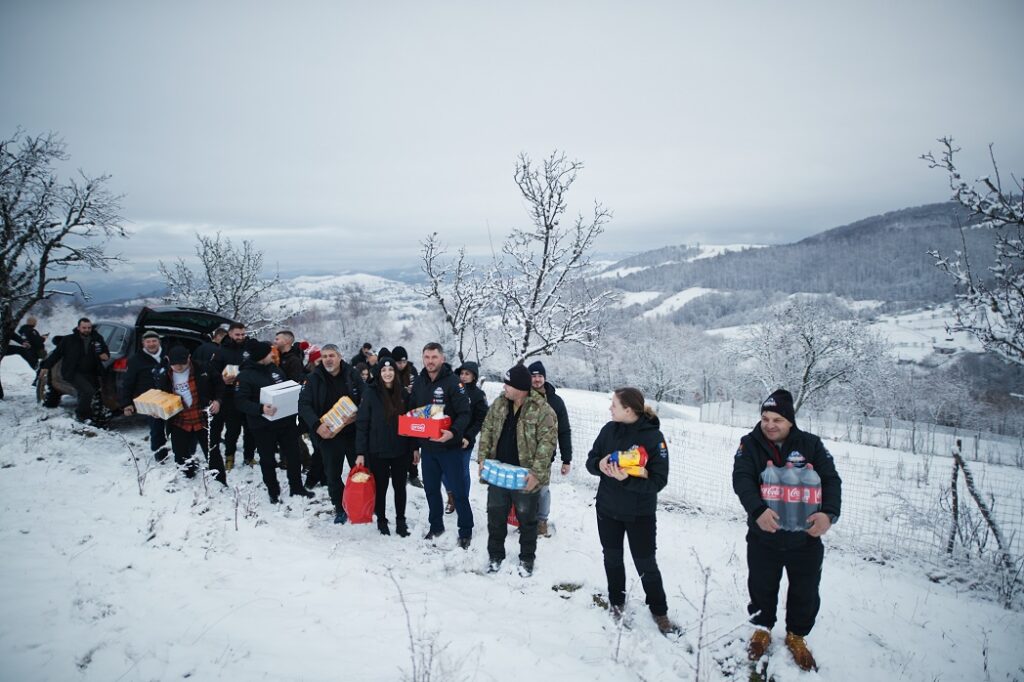 Voluntarii de la West Alpine Off Road au dus cadouri unor familii din Apuseni: „Am ajuns la familii izolate din zonele Damiș, Ponoară și alte patru localități din Apuseni, oameni greu încercați”