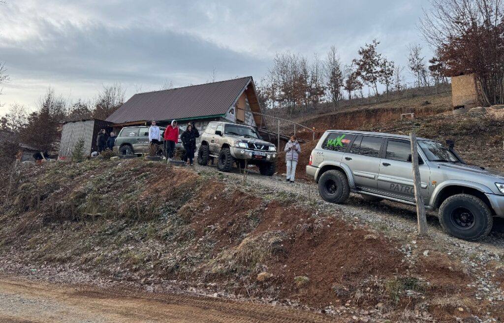 Voluntarii CERT Transilvania au dus de Crăciun 185 de pachete mai multor familii izolate din Apuseni