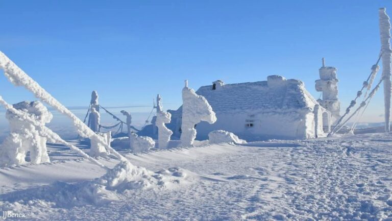Parcă-i Siberia. Iarnă în toată regula pe „acoperișul” Clujului, stația meteo de pe Vlădeasa (FOTO)