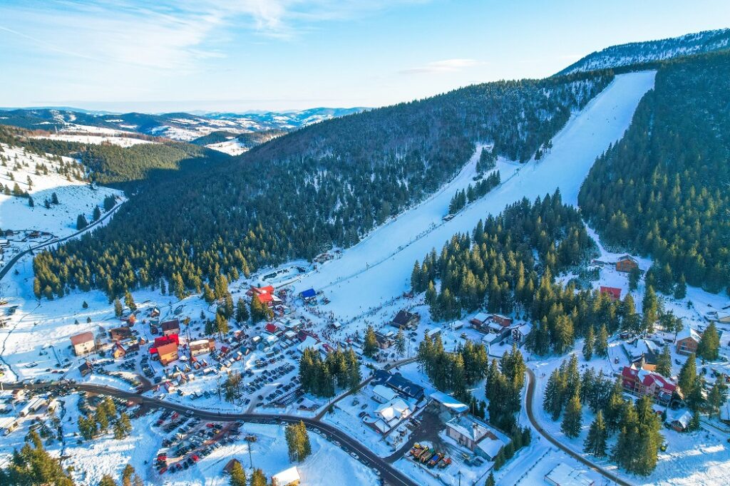 Arieșeni-Vârtop, inima distracției din Apuseni pe timp de iernă. Sunt condiții bune pentru schi sau snowboarding!