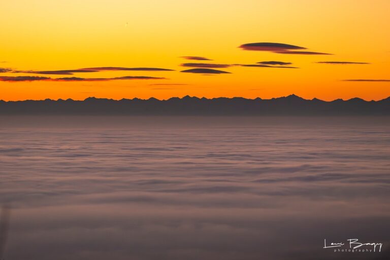 Răsărit spectaculos în Rimeți-Brădești, Apuseni, cu marea alpină și cu silueta munților Făgăraș în fundal
