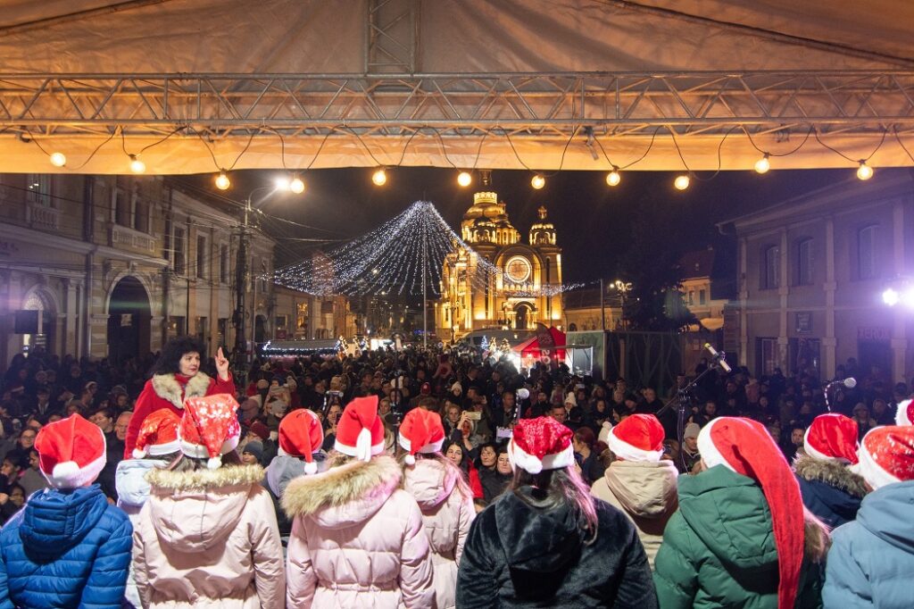 Timp de 10 zile, aiudenii s-au putut bucura de spectacole de colinde și muzică specifică sărbătorilor de Crăciun