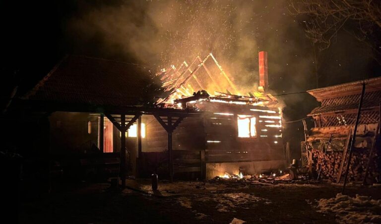 Șapte oameni au fost salvați dintr-o casă care a ars într-un incendiu din Petroșani