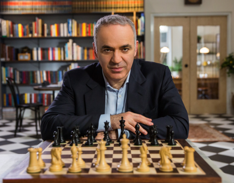 Legendarul şahist rus Garry Kasparov, mesaj pentru români, înaintea turului doi al alegerilor prezidențiale