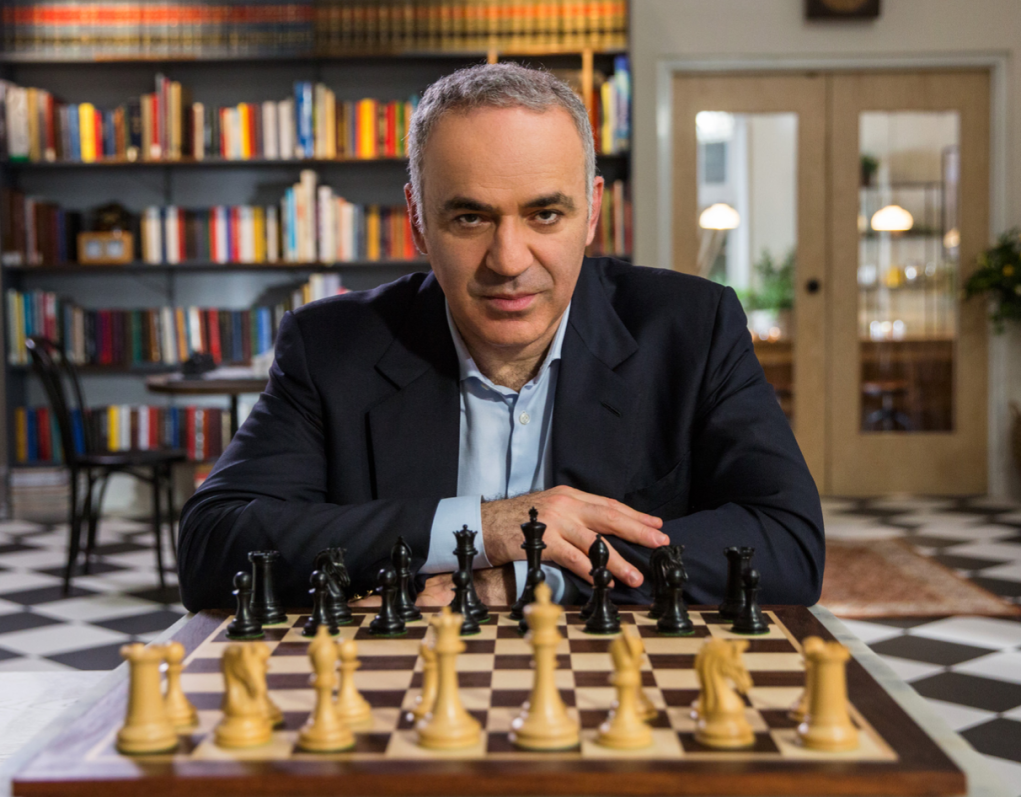 Legendarul şahist rus Garry Kasparov, mesaj pentru români, înaintea turului doi al alegerilor prezidențiale
