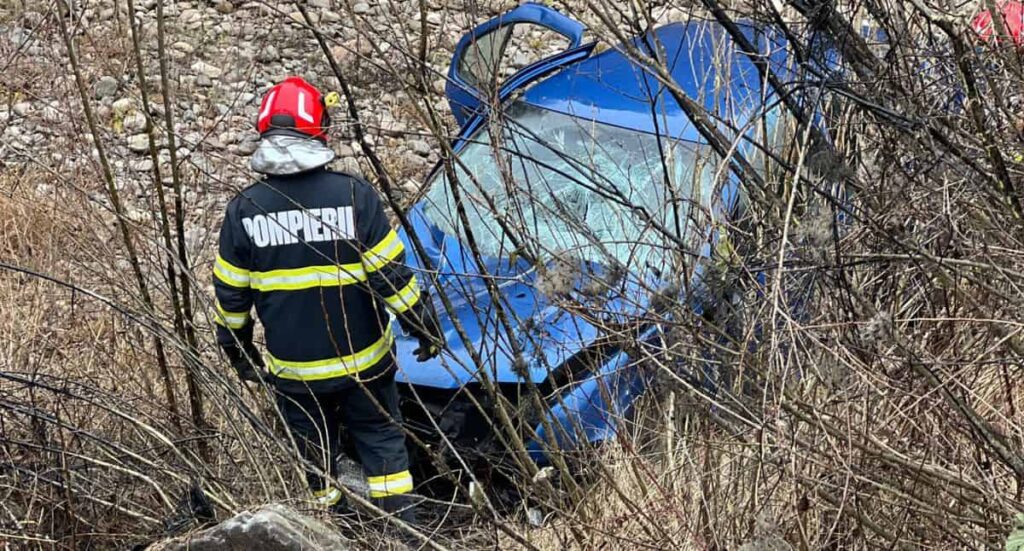 Accident în Câmpeni. Trei persoane au fost rănite,  după ce un tânăr s-a răsturnat cu mașina în Arieș!