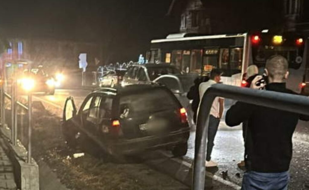 Accident cu trei mașini și un autobuz pe DN76, în Hidișelu de Jos