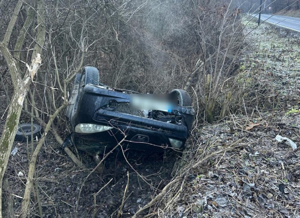 Accident pe DN75, la ieșirea din localitatea Borzești. Două persoane au fost evaluate de către paramedicii SMURD