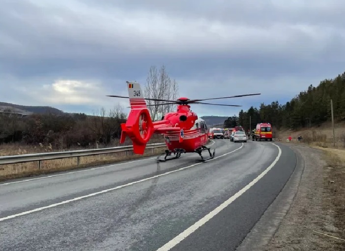 O mașină în care se aflau patru persoane s-a răsturnat de pe DN1F-E81, în Mera